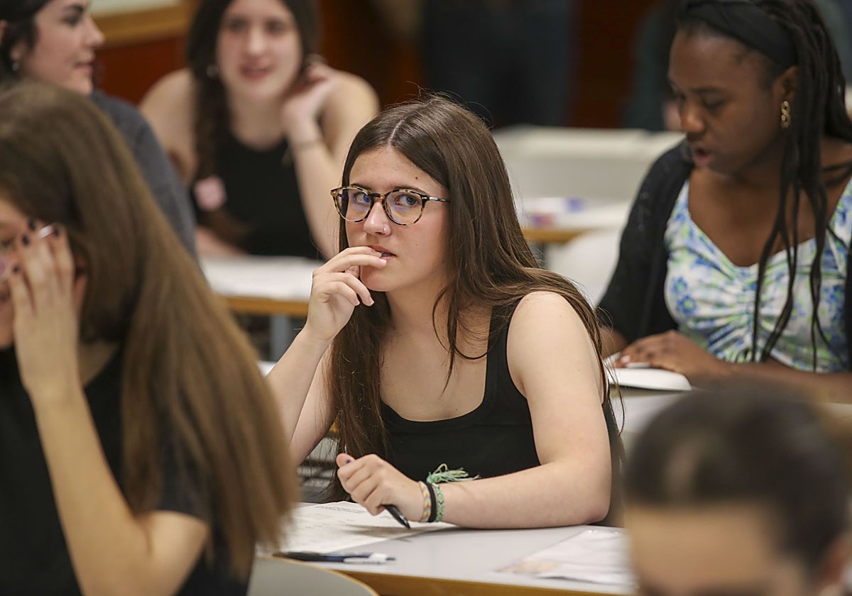 Estudiantes preparados para realizar la EBAU en la Universidad del País Vasco (UPV/EHU).
