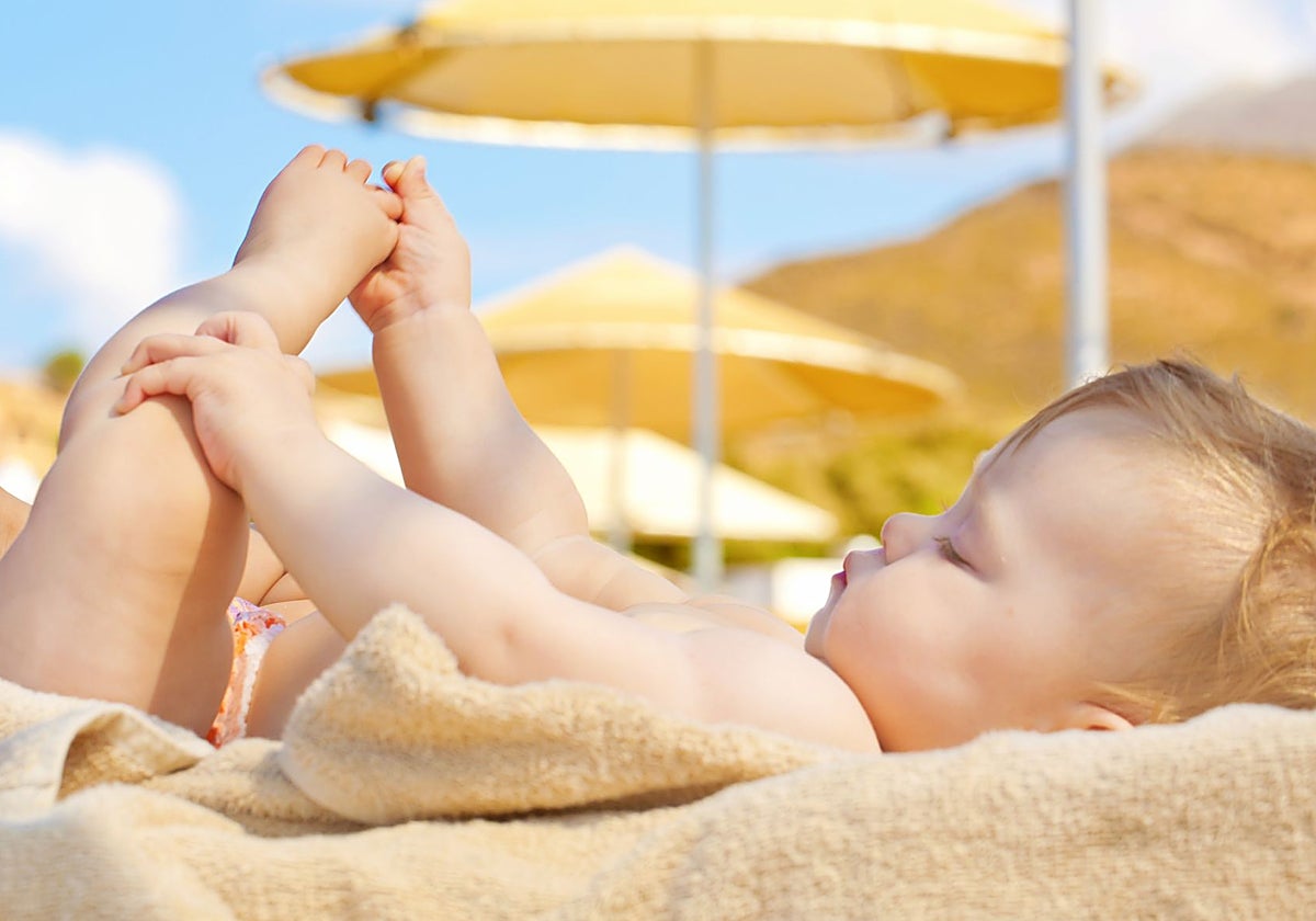 Muchos padres tienen dudas sobre cómo cuidar al máximo la piel del bebé ante la exposición solar del verano