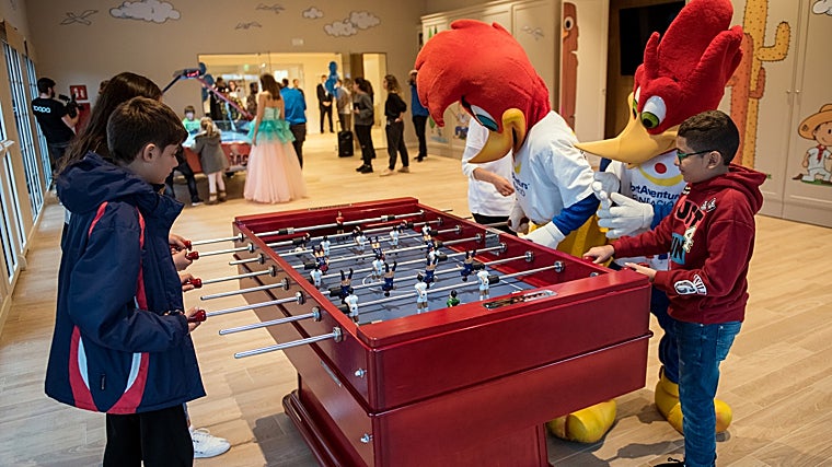 Los niños se divierten con las mascotas del parque en una de las salas de juego de Dreams