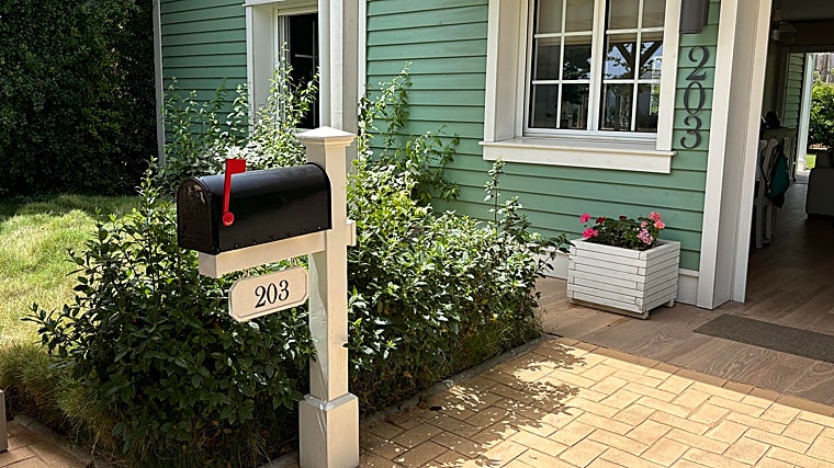 Buzón a la entrada de cada villa en el que las familias dejan un mensaje de ánimo y solidaridad a las siguientes familias