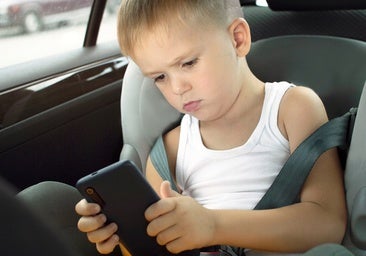 El riesgo desconocido (incluso mortal) de que los niños miren las pantallas en el coche