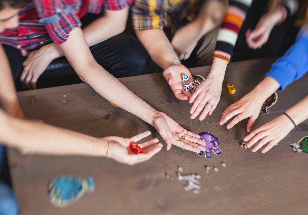 Los juegos tradicionales y de mesa son una excelente opción para jugar en familia