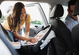 Una matrona advierte de los errores más comunes de los padres cuando viajan con un bebé en el coche