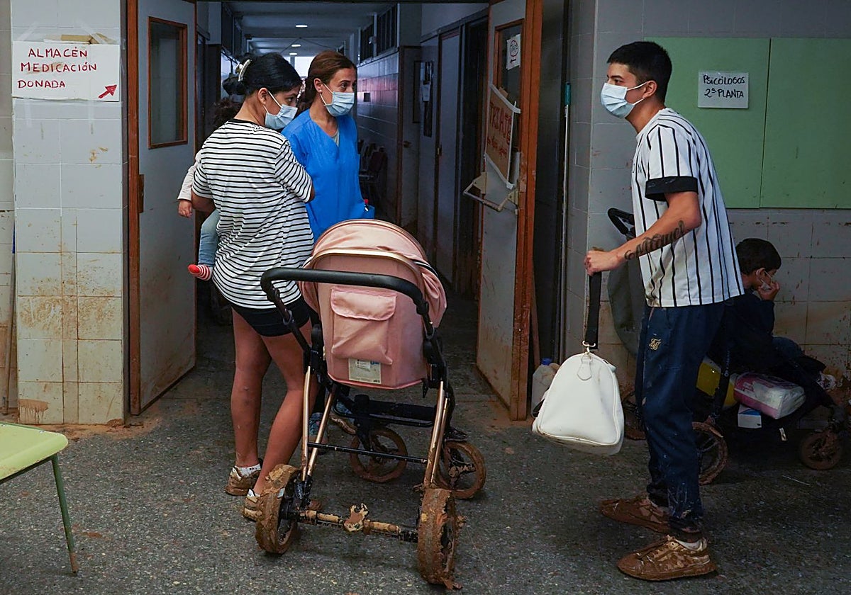 Una madre con su bebé en brazos acude para recibir asistencia médica a un instituto habilitado como centro sanitario, el pasado 5 de noviembre, en Sedavi