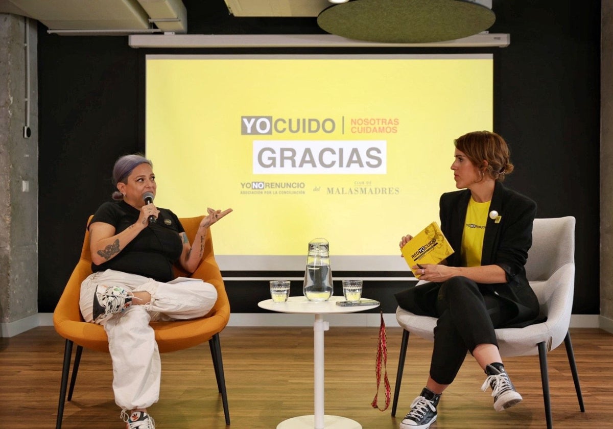 Laura Baena (derecha), fundadora de Malasmadres, junto a Violeta Gibaja (izquierda), de Globant, durante la presentación de la aplicación