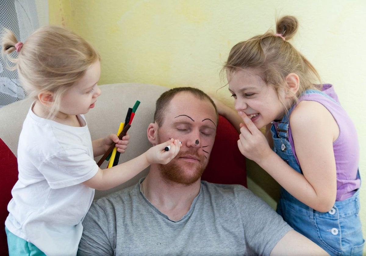 El humor en la crianza hace que los padres tengan mejor relación con los hijos