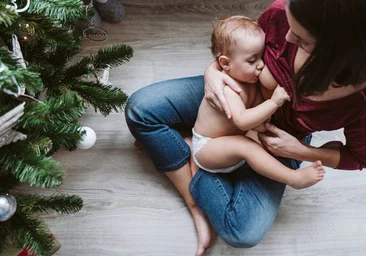 Dar el pecho al bebé: las respuestas a ese familiar que te dice que «te tapes» en las comidas de Navidad