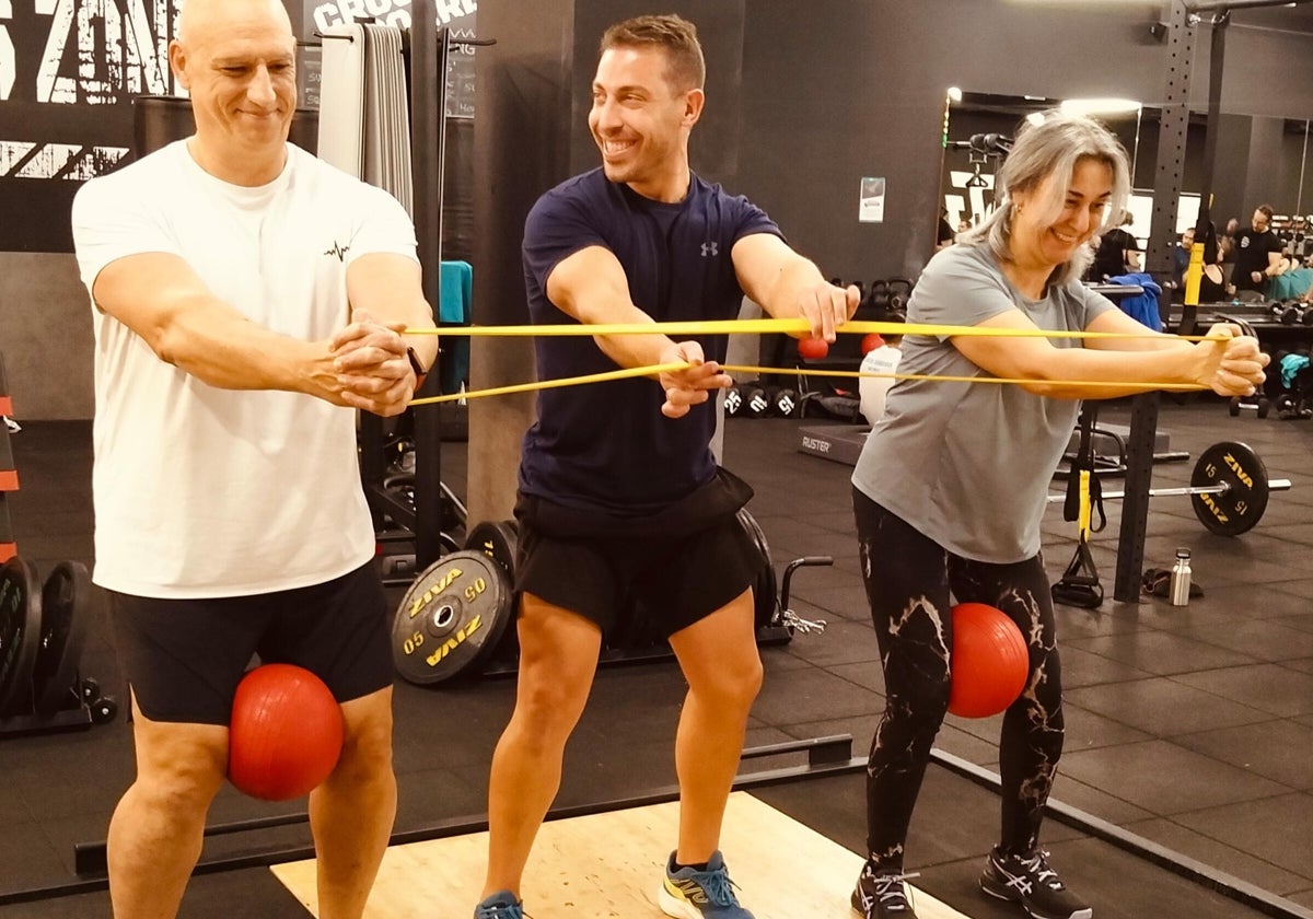 Puche, autor de 'Entrenamiento de fuerza para mayores de 50 años', durante una sesión en el gimnasio