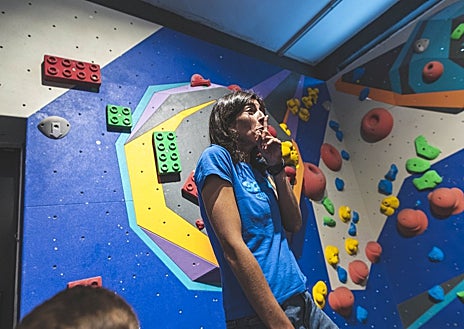 Imagen secundaria 1 - Richart asegura que «muchos niños vienen aquí a clase al finalizar el colegio con una motivación increíble». Esta experta añade que para los más pequeños «trepar es algo innato». 