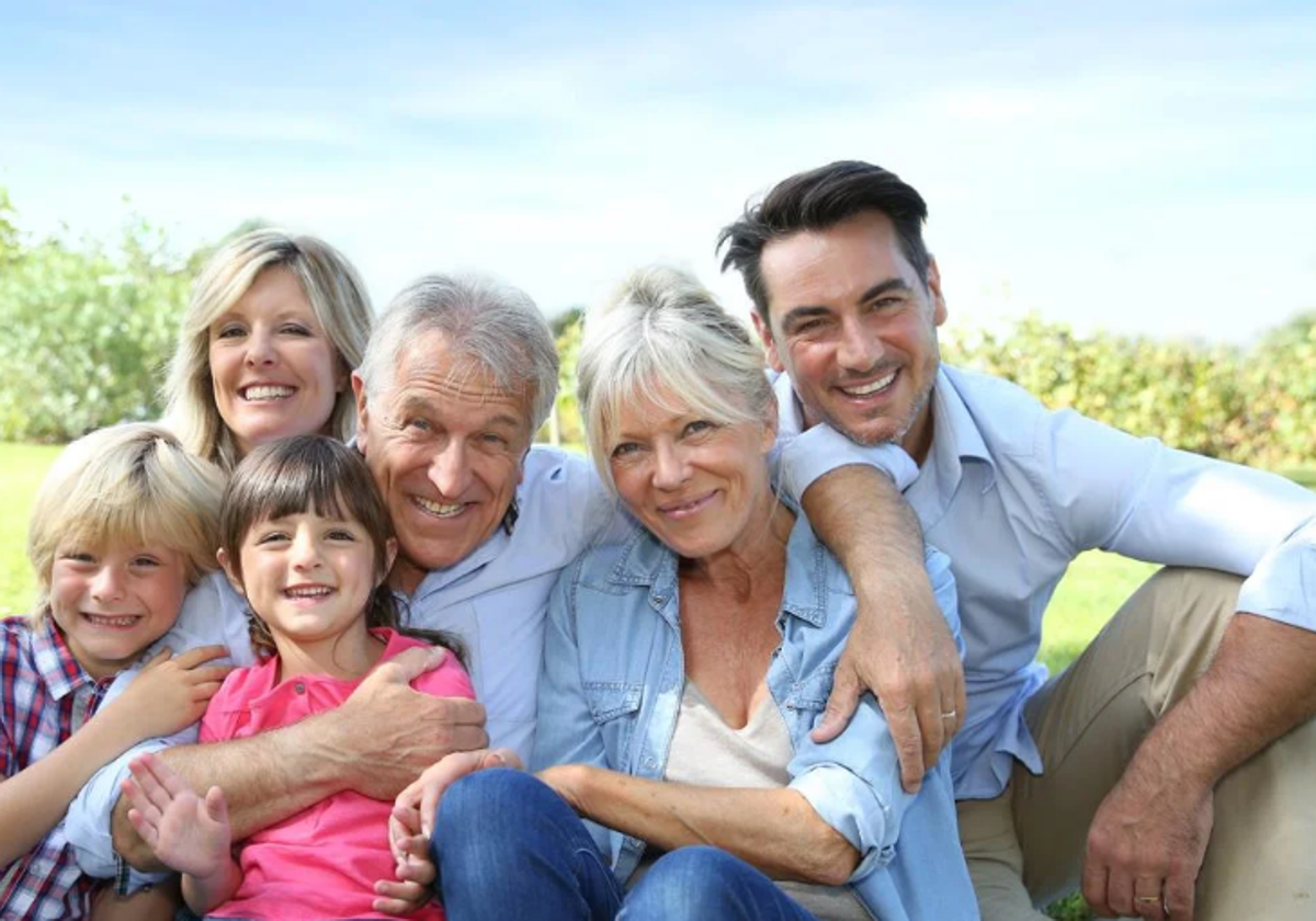 Abuelos subrogados para el fenómeno mundial de las familias 'menguantes' o distanciadas