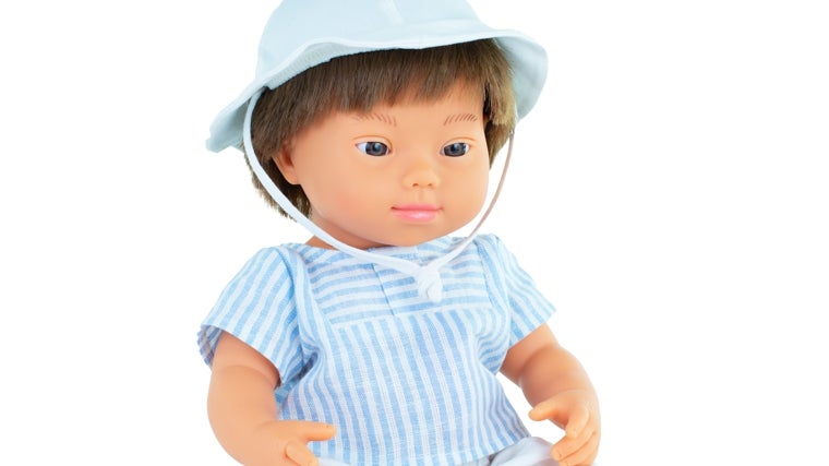 Muñeco con rasgos característicos para que se normalice la discapacidad en la infancia
