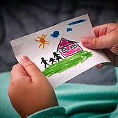 Menos de la mitad de adopciones que hace una década: Niños más mayores y con necesidades especiales