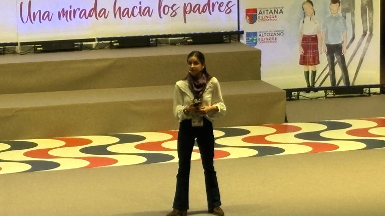 Lucía Pérez durante su exposición de «5 claves para estar en paz contigo mismo y los demás»