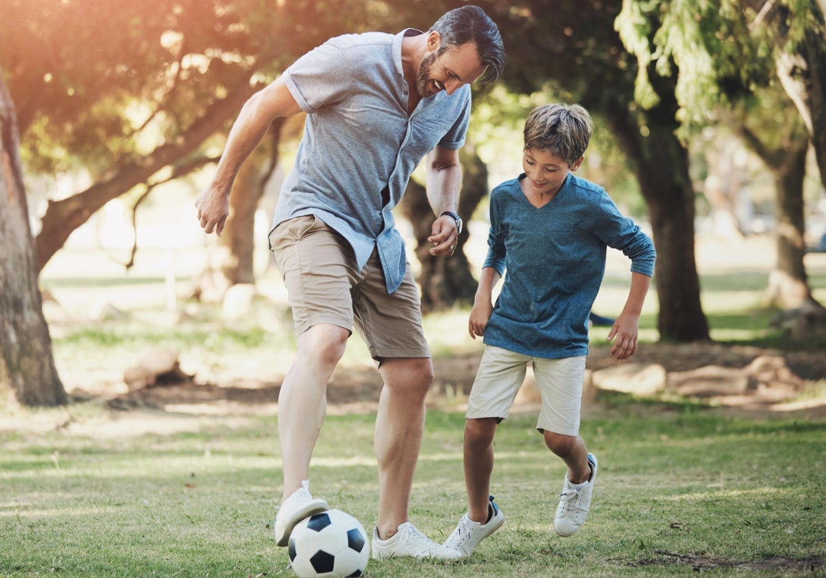Cinco razones por las que deberías dejar que tu hijo juegue al balón cada día