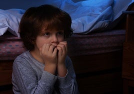 Miedo a la oscuridad: «Al dormir con los niños les negamos la autogestión de emociones incómodas»