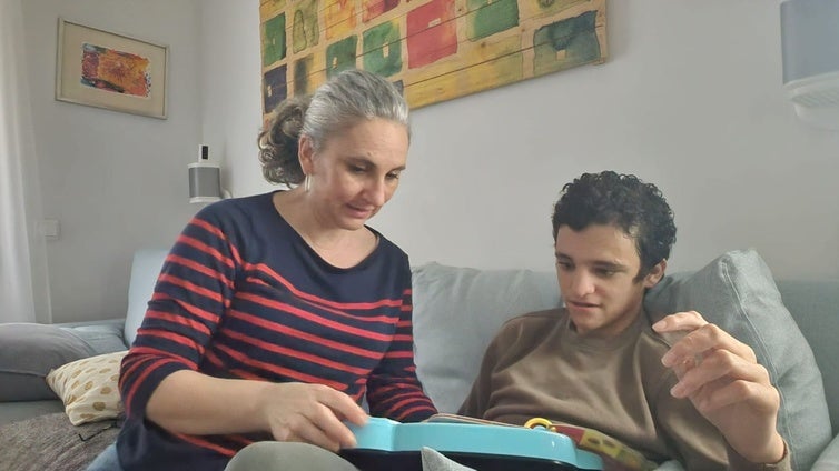 Las 'otras' madres: cuidadoras a tiempo completo (y sin sueldo) de sus hijos con discapacidad severa
