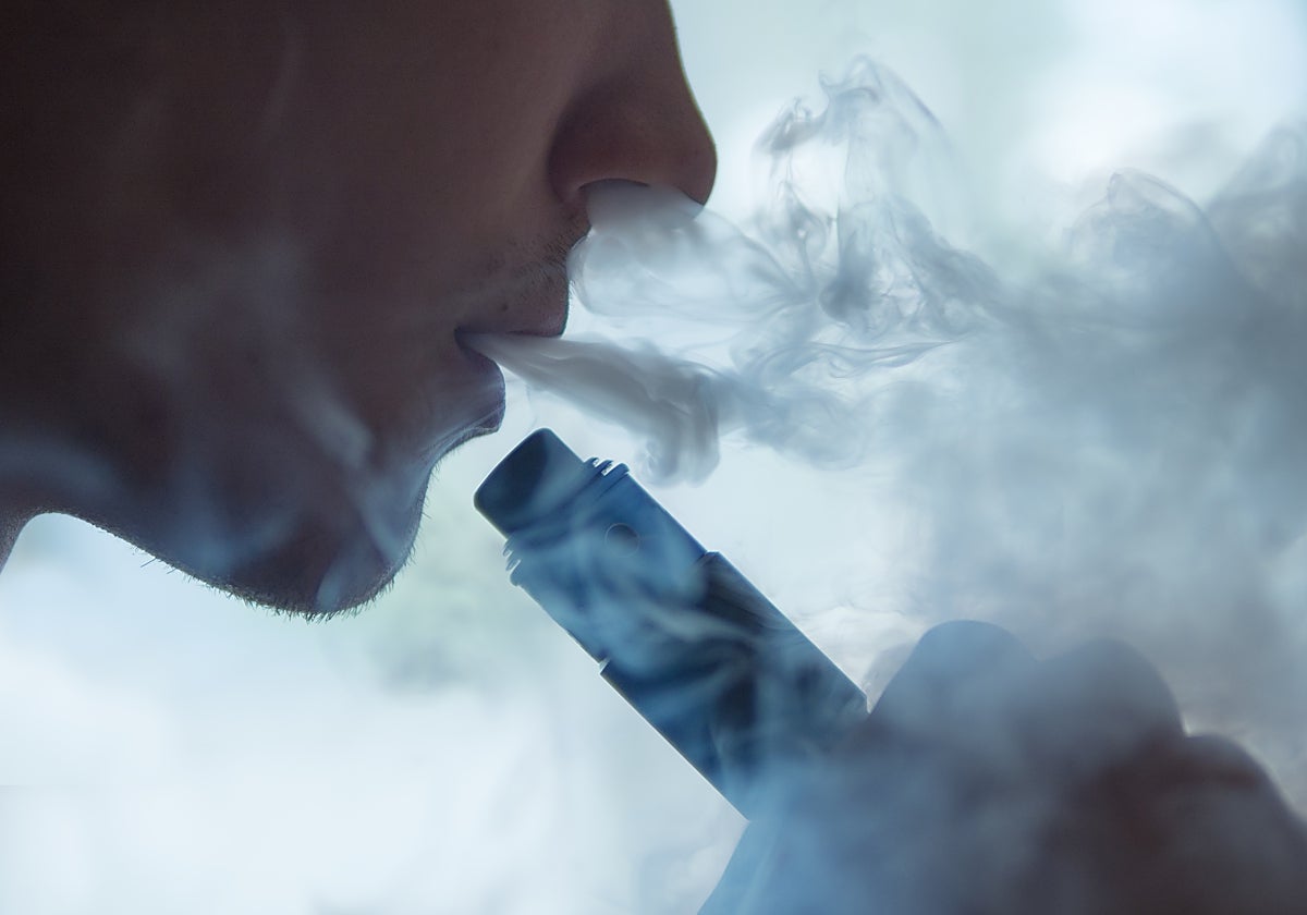 Un experto en adicciones explica cómo lograr que tu hijo deje el peligroso gesto de vapear por estar de moda