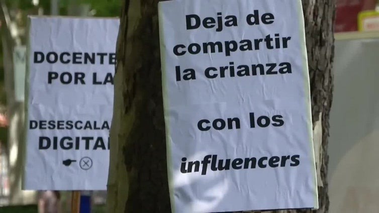Padres y profesores se manifiestan en favor de la desconexión digital en los colegios