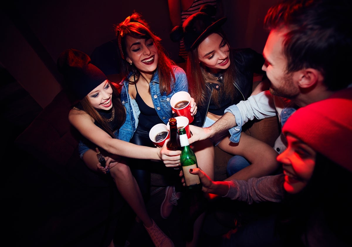 El 70% de los jóvenes ha tenido sexo tras consumir alcohol y casi el 50% confiesa que no compensa
