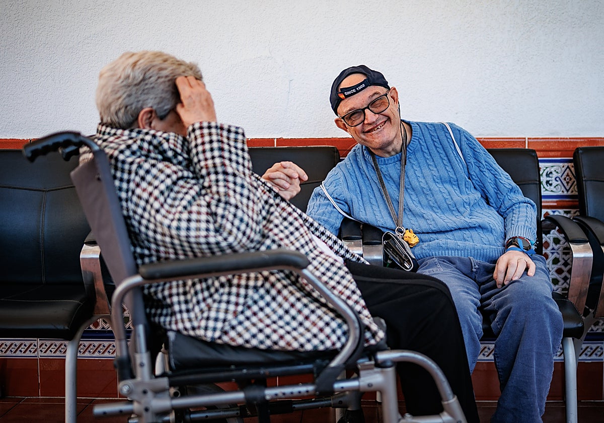 La tierna historia de Agustín (50 años); si se porta bien tiene permiso para visitar a su madre