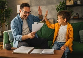 Los mensajes erróneos que das a tu hijo cuando saca malas notas... ¡o buenas!