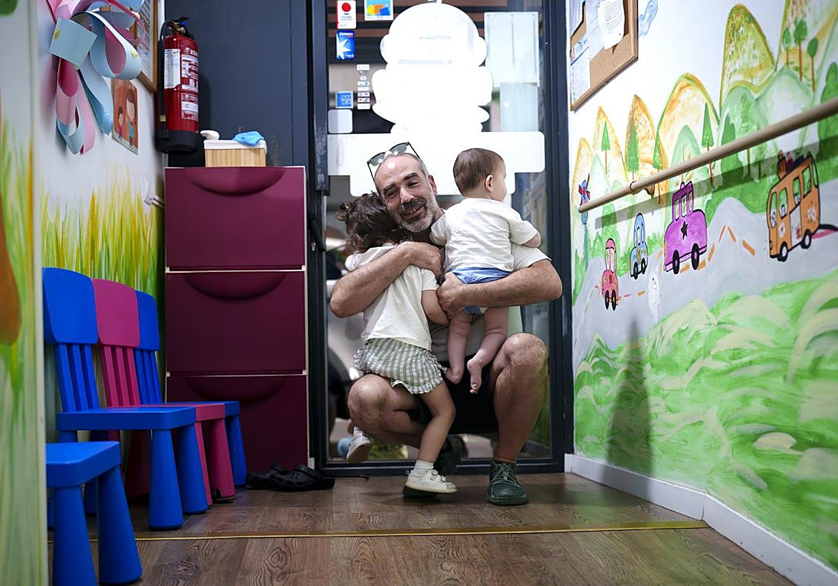Miguel, feliz por poder llevar e ir a recoger a sus hijos a la guardería este verano sin que suponga un problema en su empresa