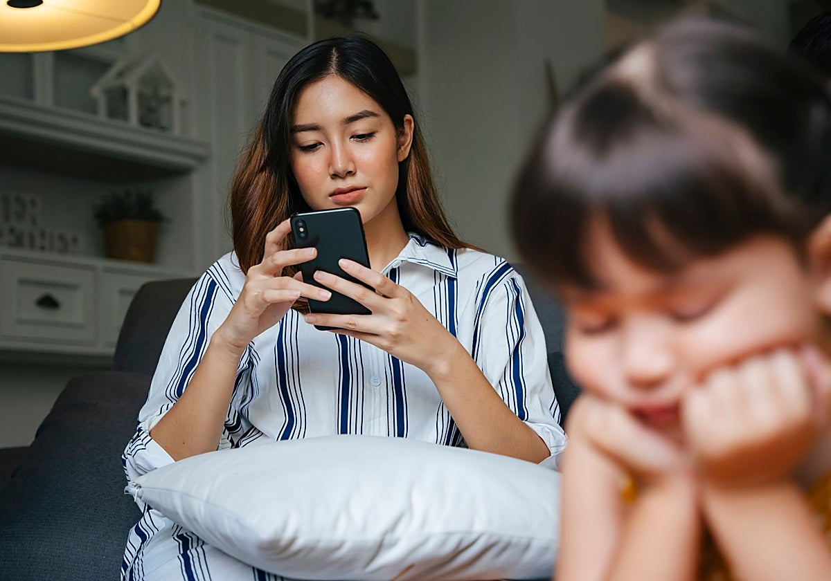 Una neurocientífica explica por qué debes tratar de dejar el móvil de lado cuando estés con tu hijo