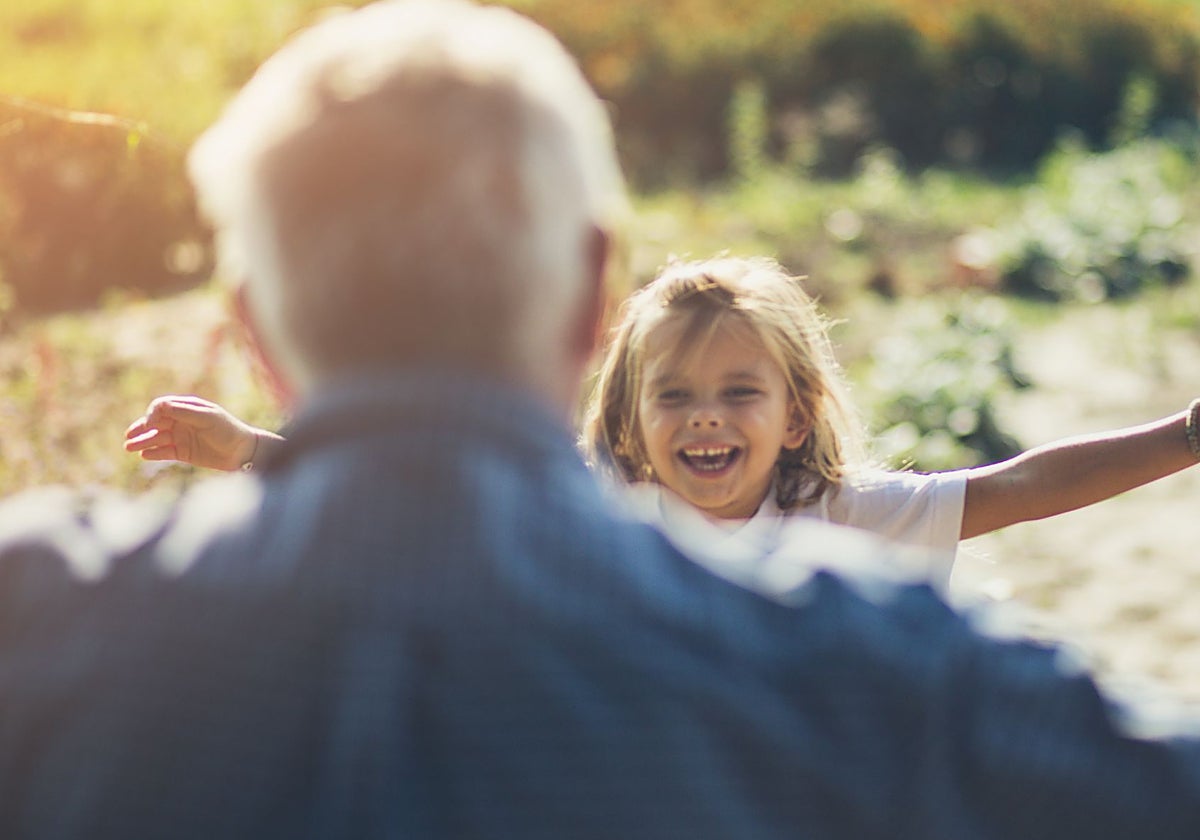 El papel de los abuelos en la conciliación veraniega: cómo fortalecer vínculos sin sobrecargarlos