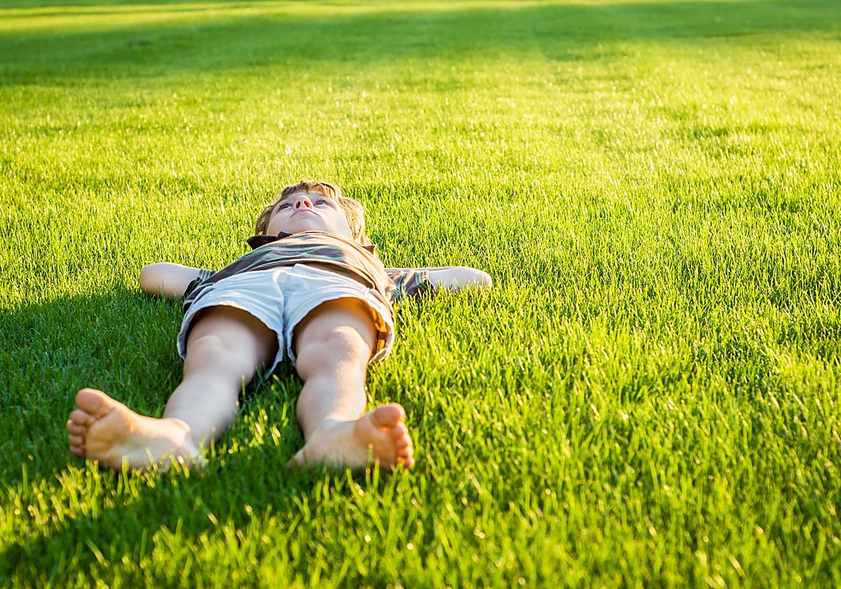 ¿Es bueno que los niños anden descalzos?