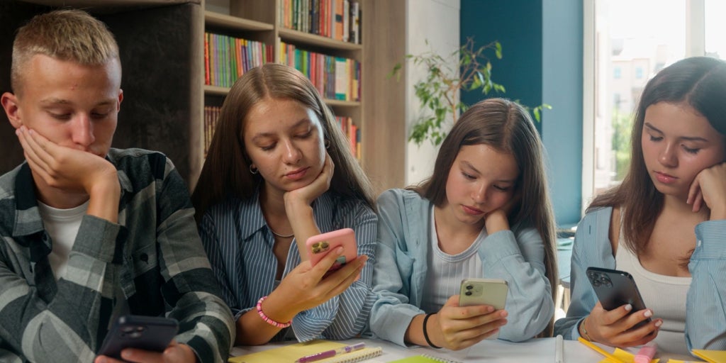 El maestro que no fue alumno modélico: «Entiendo a los jóvenes enganchados a las redes que dejan de lado los libros»