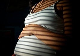 Los nacimientos de madres adolescentes en España caen casi un 40% en la última década