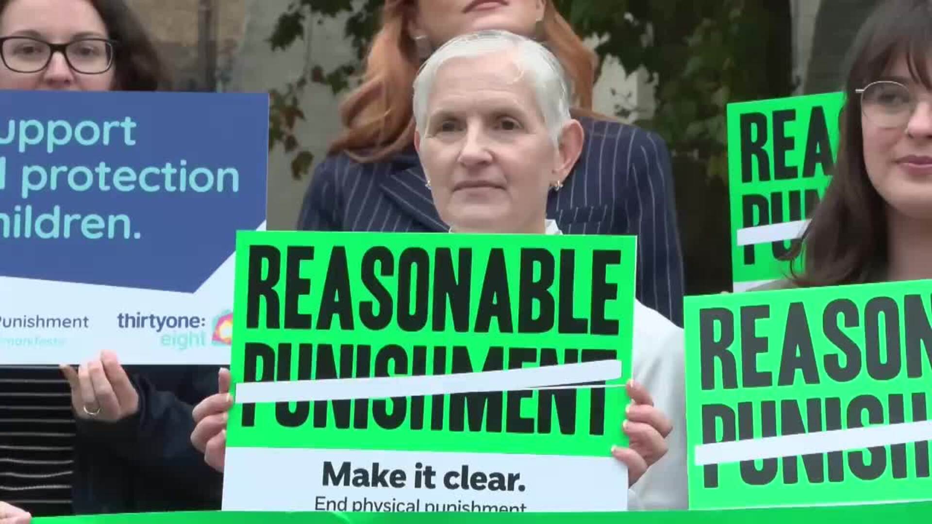 Protesta en Londres de activistas y ONGS contra los azotes y castigos físicos en la educación infantil