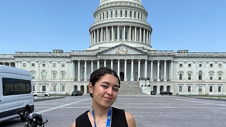 Daniela Barrios, foto tomada en el Capitolio durante la academia de innovación cívica de Georgetown