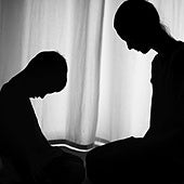 «Cuando un niño crece ocultando o edulcorando la muerte, aprende una lección envenenada»