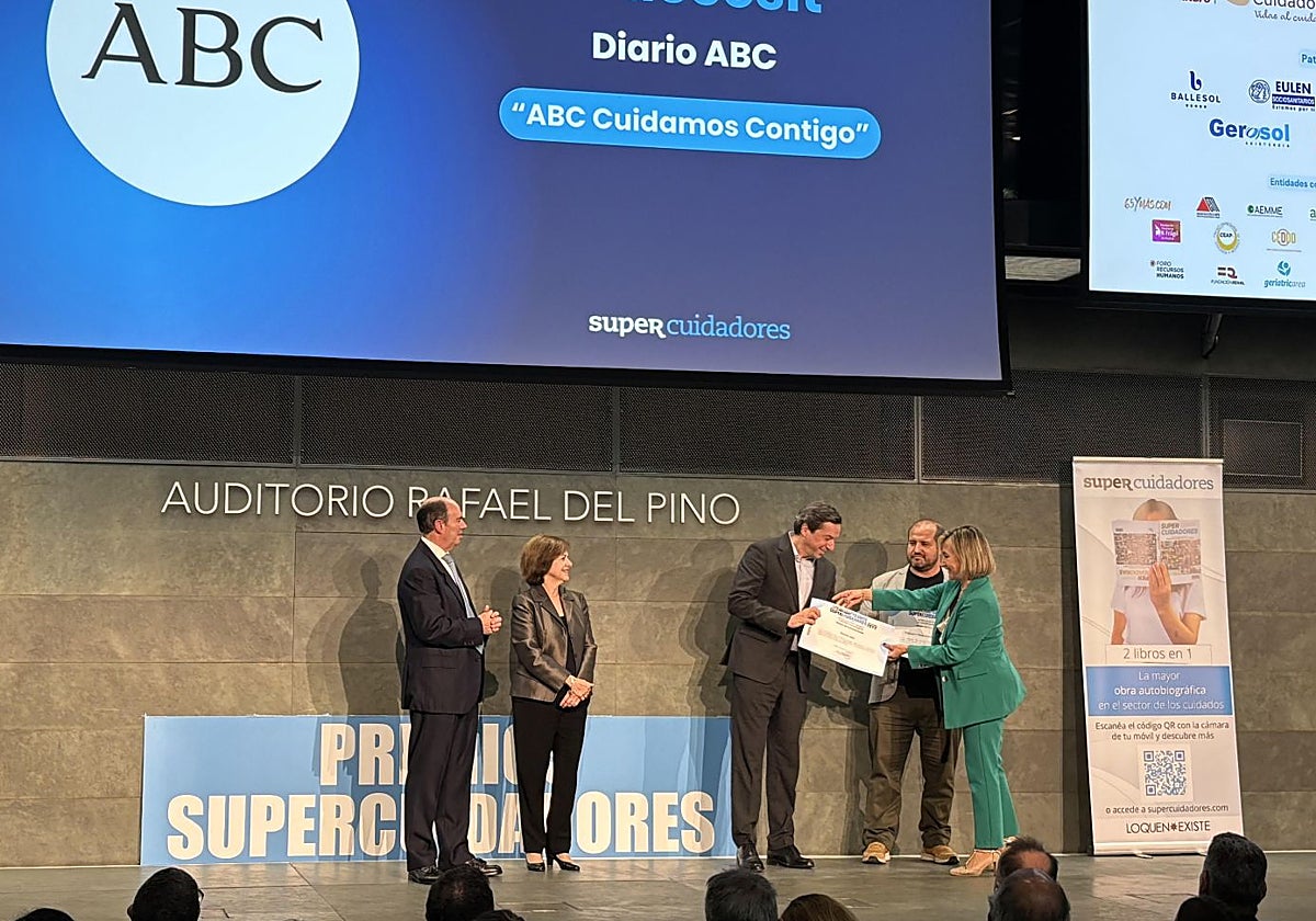 Antonio Mendoza, director de Estrategia y Proyectos Especiales de Vocento, recibe el  reconocimiento