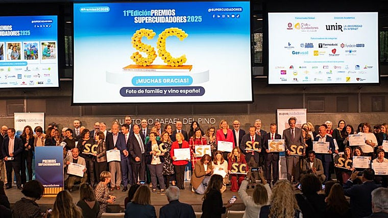 En la imagen, foto de familia de todos los premiados