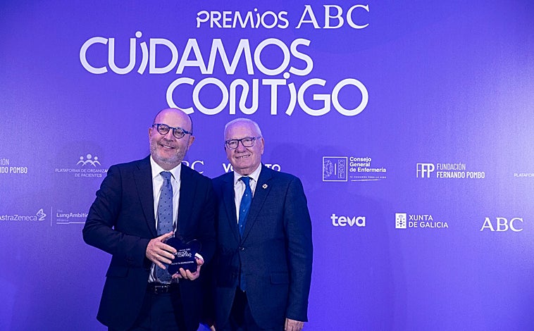 Imagen principal - Arriba, la entrega del Premio al Proyecto Institucional del Año. Abajo a la izquierda, la categoría Iniciativa de Colaboración del Año, y abajo a la derecha, el galardón Empresa Comprometida del Año.