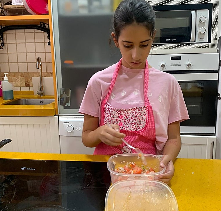Paula ha aprendido a cocinar ella sola