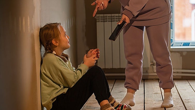 Una psicóloga experta en desintoxicación: «Muchos padres prohíben las pantallas en vez de acompañar a los niños en su uso»