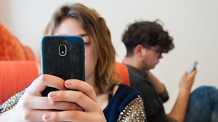 Sentido de la vida en adolescentes: «Cuantas más horas pasan en redes sociales, mayor vacío existencial»