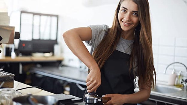 Camarera preparando café