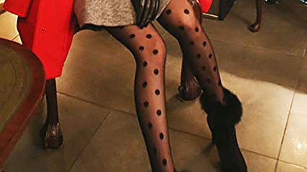 Mujer abrigada y con medias de lunares