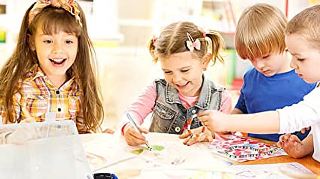Niños pintando y haciendo pulseras