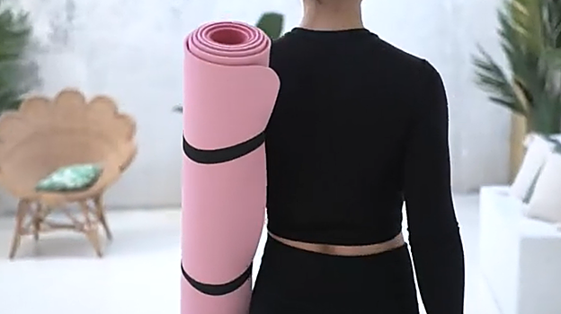 Mujer con esterilla al hombro