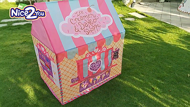 Tienda de campaña en el jardín