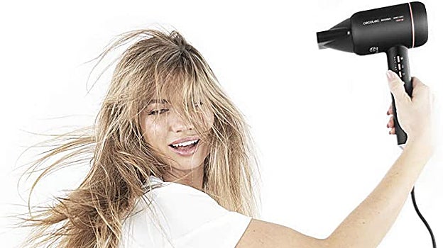 Mujer secándose el pelo