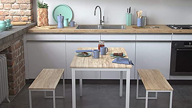 Mesa y bancos en la cocina