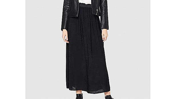 Mujer con falda larga negra