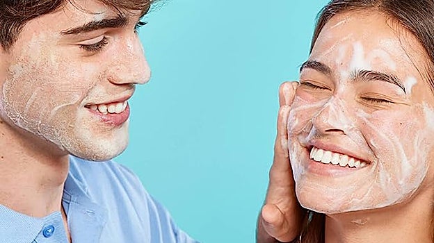 Pareja  con limpiador en la cara