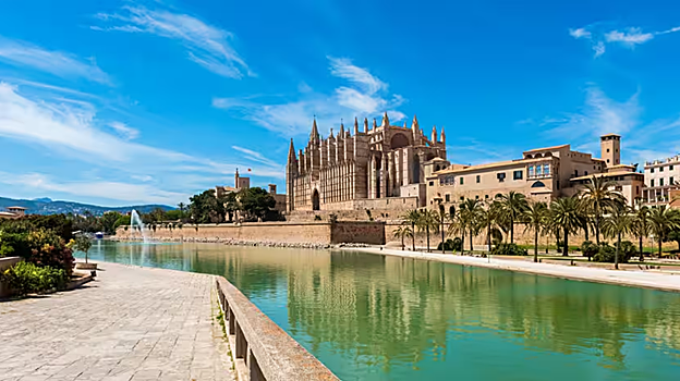 Palma de Mallorca, sol y cultura / Iberia